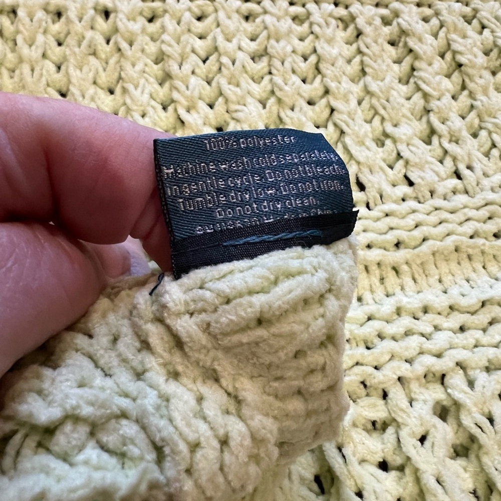 Emryn House Chunky Knit Throw, 50” x 60”, fern green - Picture 4 of 7